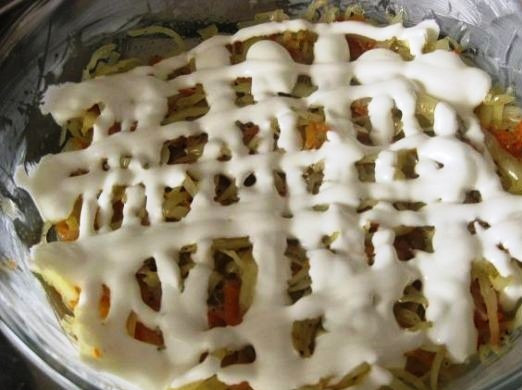 1. Этап. Капустная запеканка с мясным фаршем: В смазанную форму выложите слоями: половину капусты, фарш, остальную капусту. Каждый слой смажьте сметаной, сверху посыпьте тертым сыром. Разогрейте духовку до 180 градусов и запеките блюдо в течение 25-30 минут.