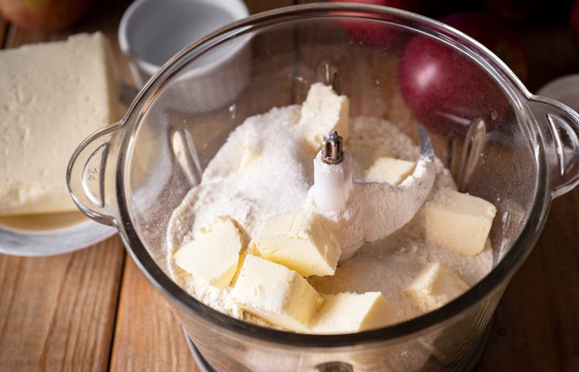 1. Этап. Тарт Татен: Приготовьте сначала песочное тесто. В чашу блендера выложите всю муку, 150 грамм ледяного масла, нарезанного удобными кусочками, добавьте соль, сахар 20 грамм.