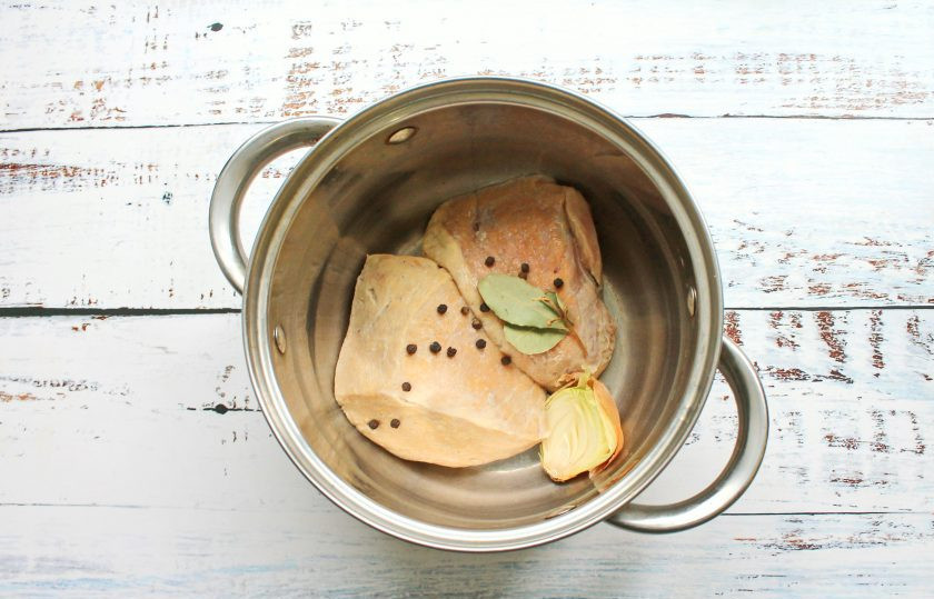 1. Этап. Берлинский шницель: Вымя вымойте и залейте водой, доведите до кипения. Воду слейте, вымя промойте и верните в кастрюлю. Добавьте перец горошком, разрезанную луковицу, лавровый лист и влейте воду. Поставьте кастрюлю на медленный огонь, доведите до кипения, посолите и варите в течение 3-4 часов. Вымя должно стать мягким.