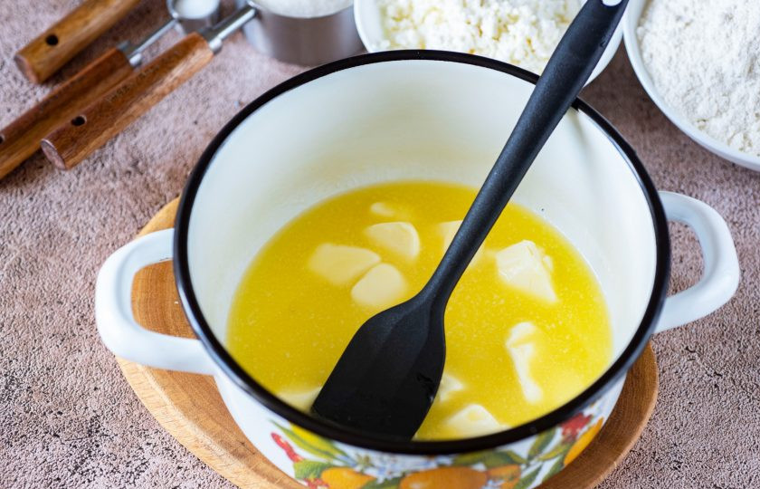 1. Этап. Творожные пончики в мультипекаре: В удобной кастрюльке растопите сливочное масло на маленьком огне.