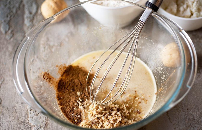 1. Этап. Творожно-тыквенное печенье: Ядра грецких орехов мелко порубите ножом и добавьте в миску вместе с корицей.