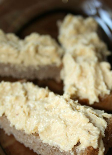 1. Этап. Бутерброды со шпротами и сыром: Полученную массу намажьте на хлеб. Приятного аппетита!