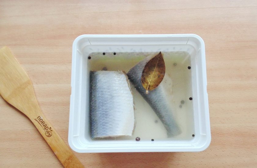 1. Этап. Соление селедки: Воду в кастрюле с солью, сахаром и специями доведите до кипения. Проварите 2-3 минуты и выключайте. После рассол охладите. Сельдь разрежьте на две части. Выложите в любую глубокую емкость и залейте рассолом. Отправьте в холод на 3 дня.