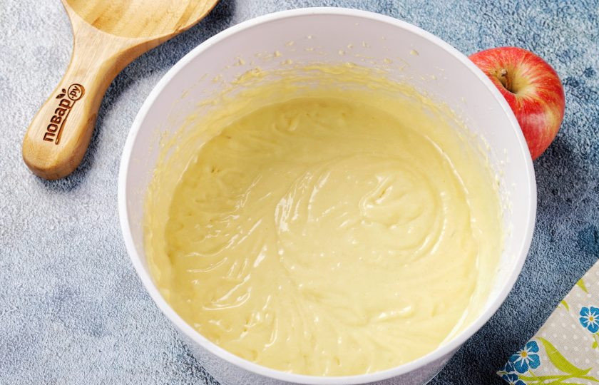 1. Этап. Заливной пирог на кефире с яблоками: Перемешайте всё до однородной массы.