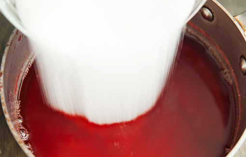 1. Этап. Cироп в домашних условиях: 8. Всыпать сахар и довести до кипения. Варить около 10-30 минут, в зависимости от желаемой консистенции. Вот и весь простой рецепт сиропа в домашних условиях.