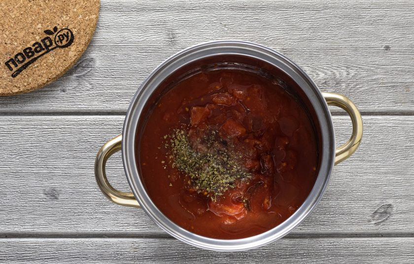 1. Этап. Овощная лазанья из кабачков и баклажанов: Влейте в кастрюлю с толстым дном томаты в собственном соку. Добавьте оливковое масло, соль, итальянские травы и молотый перец. Доведите до кипения и на средне-низком огне тушите 15-20 минут до загустения.