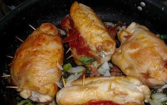 1. Этап. Окорочка без кости: Добавьте нарезанный полукольцами репчатый лук, тонко нарезанный кусок ветчины, нарезанные листья базилика, обжарьте все еще 3-4 минуты и влейте в сковороду белое вино.