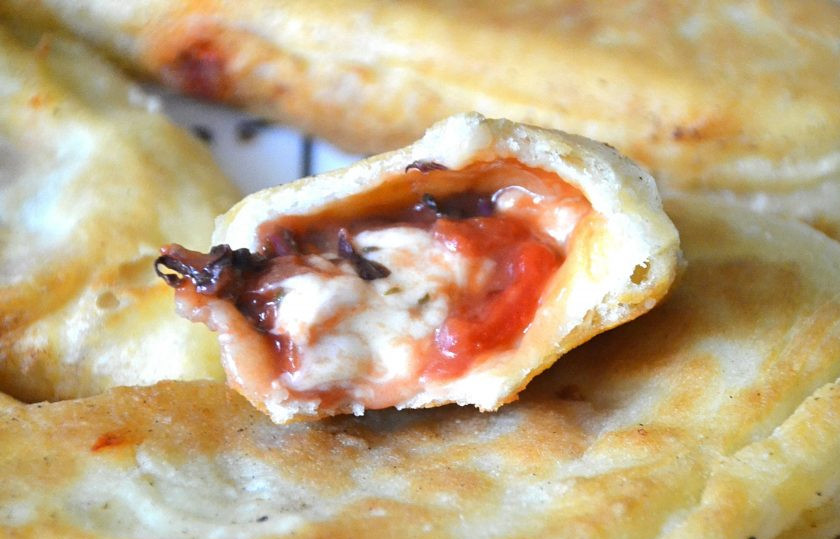 1. Этап. Панцеротти: Моцарелла в пирожках расплавилась и соединилась с вкусной томатной начинкой. Это просто песня, итальянская песня! От души рекомендую попробовать!