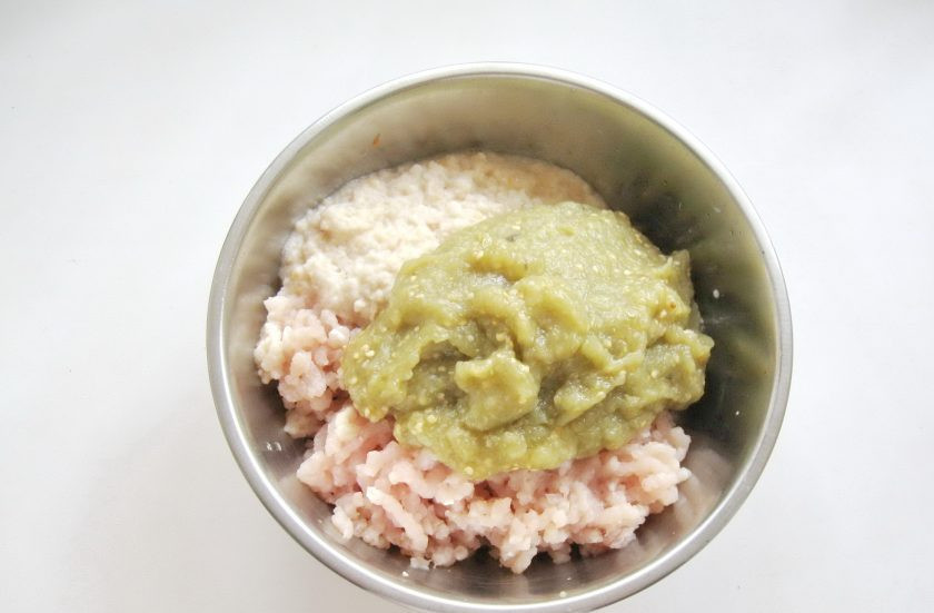 1. Этап. Куриные котлеты с баклажанами: Баклажаны пропустите через мясорубку или взбейте блендером, добавьте в фарш.