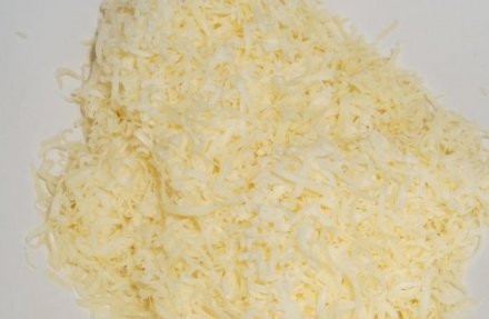 1. Этап. Щука в кляре: Сыр натереть на терке.