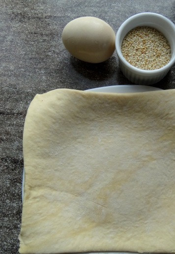 1. Этап. Сэндвич из слоёного теста: Для начала надо испечь слоёное тесто.