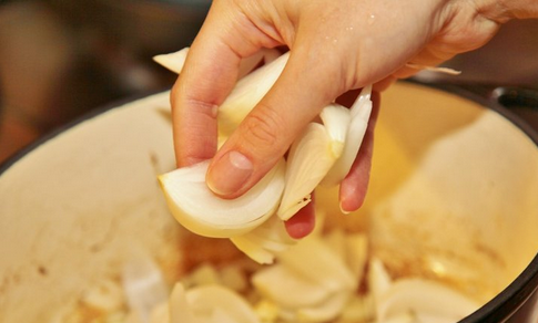 1. Этап. Жаркое по-ланкаширски: 2. Теперь на этом же масле обжарим лук полукольцами и измельченный чеснок.