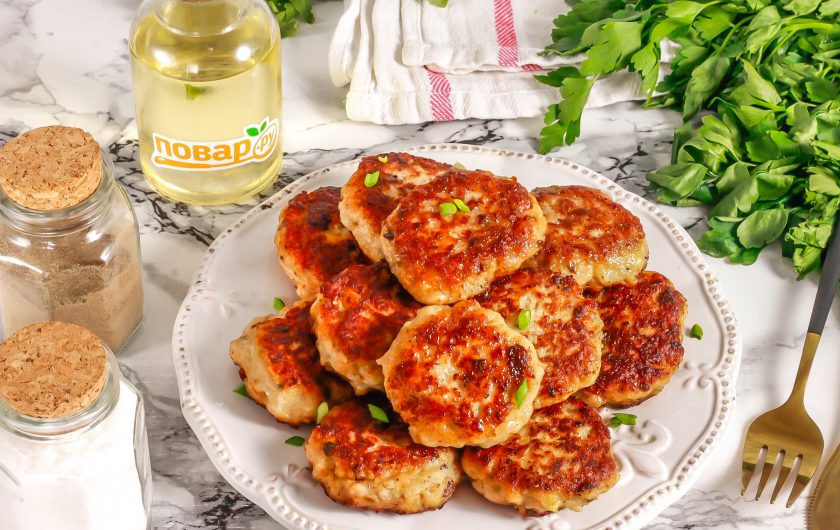 1. Этап. Котлеты из скумбрии и минтая: Выложите рыбные котлеты из скумбрии и минтая на тарелку и подайте к столу горячими.