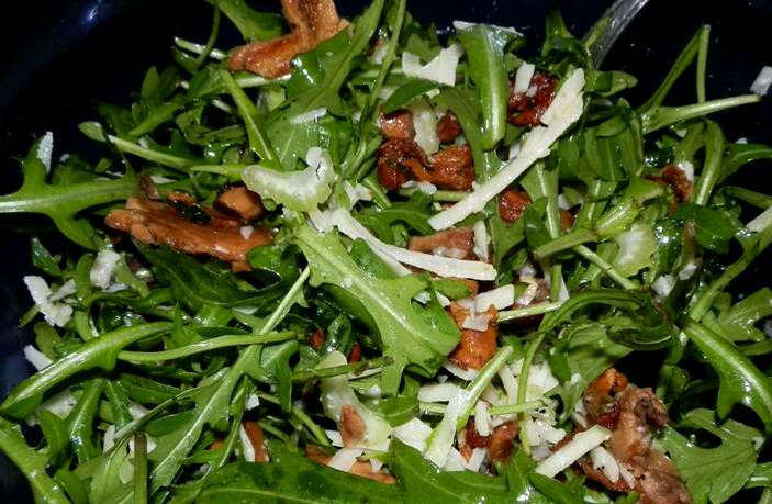 1. Этап. Салат с лисичками и зеленью: Выкладываем в салатник обжаренные грибы, добавляем рукколу и заправляем салат оливковым маслом и соком половинки лимона, солим и перчим его, хорошенько перемешиваем. Салат готов, приятного всем аппетита!