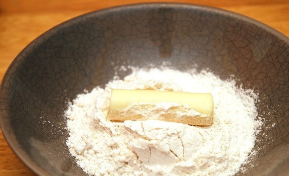 1. Этап. Жаренные сырные палочки Моцареллы: 4. В отдельную мисочку просейте муку. Каждую палочку обваляйте со всех сторон в муке.