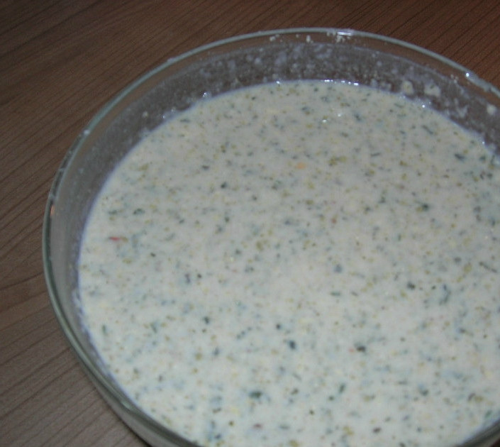 1. Этап. Красная рыба в сливочном соусе в духовке: Готовим сливочный соус. Для этого выливаем сливки в миску. Насыпаем соль, красный и черный перец, а также сушеную либо нарубленную свежую зелень. По желанию можно добавить майонез, кориандр и другие дополнительные усилители вкуса. Я добавлю еще ложечку горчицы. Все тщательно перемешиваем.