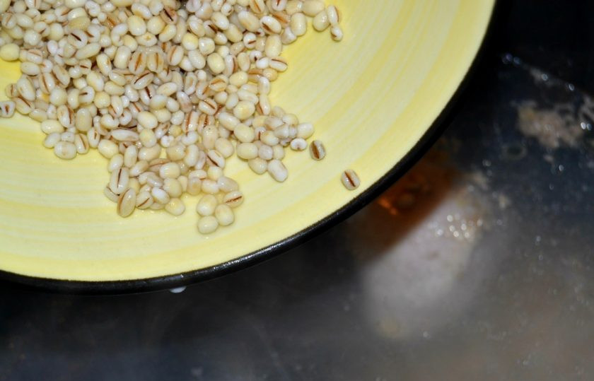 1. Этап. Суп из сушеных грибов с перловкой: 5. Слейте воду с перловки и положите ее в кастрюлю с кипящим бульоном.