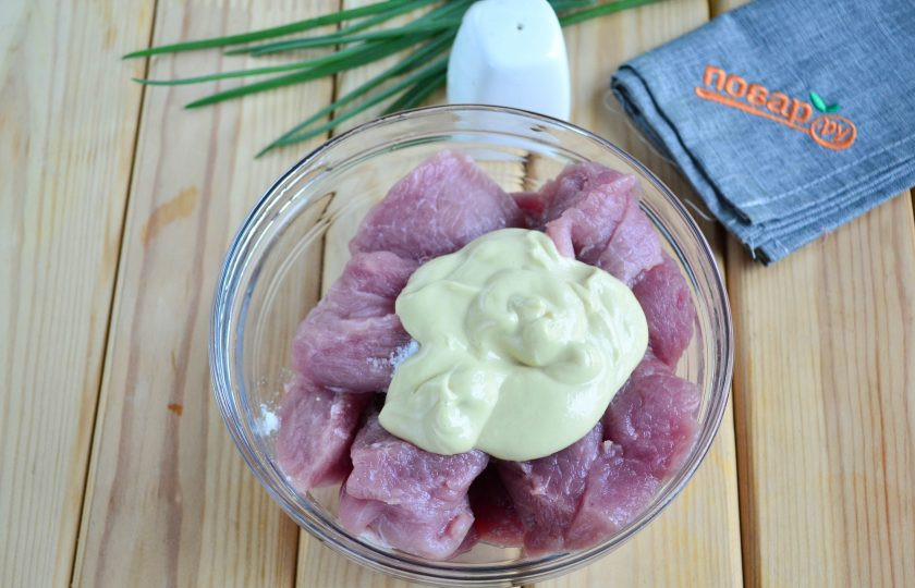 1. Этап. Шашлык из свиной лопатки: Мясо выложите в миску, посолите и поперчите по вкусу, перемешайте. Затем добавьте подготовленный маринад.