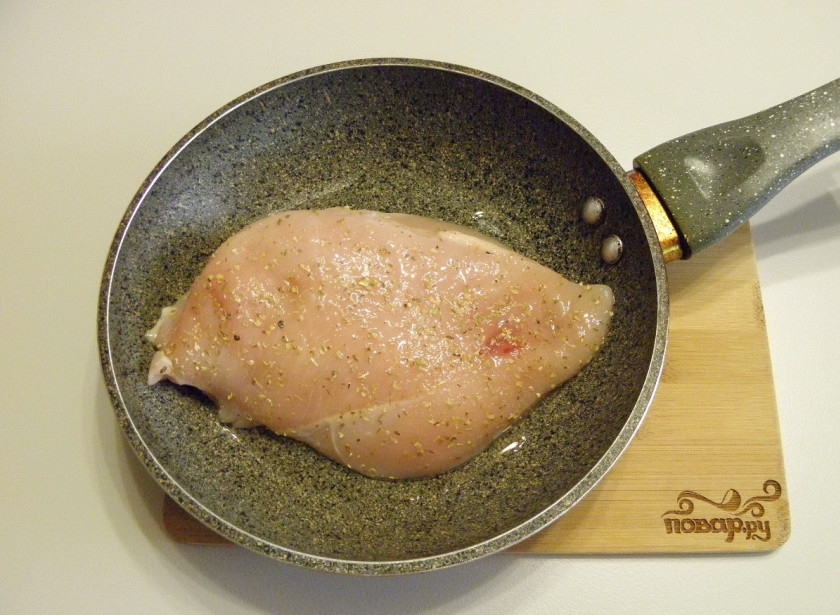 1. Этап. Салат с брокколи и курицей: Посолите куриное филе и посыпьте орегано или другими любимыми ароматными травами. Пожарьте его на растительном масле до готовности на среднем огне под крышкой, чтобы оно успело внутри приготовится.