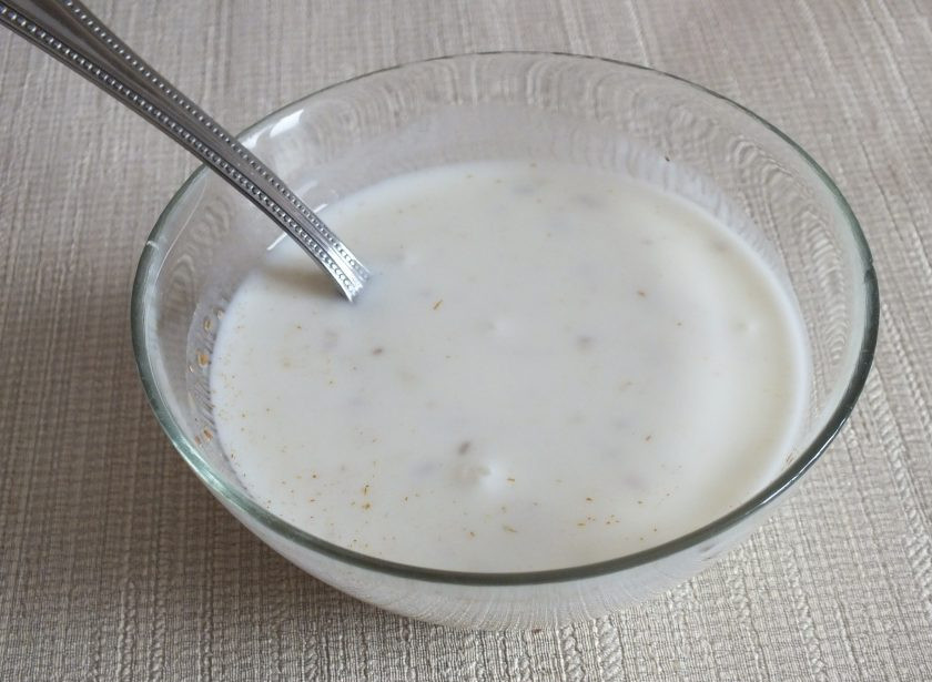 1. Этап. Соус Риата: Соус посолите, хорошо перемешайте и оставьте при комнатной температуре на 15 минут.