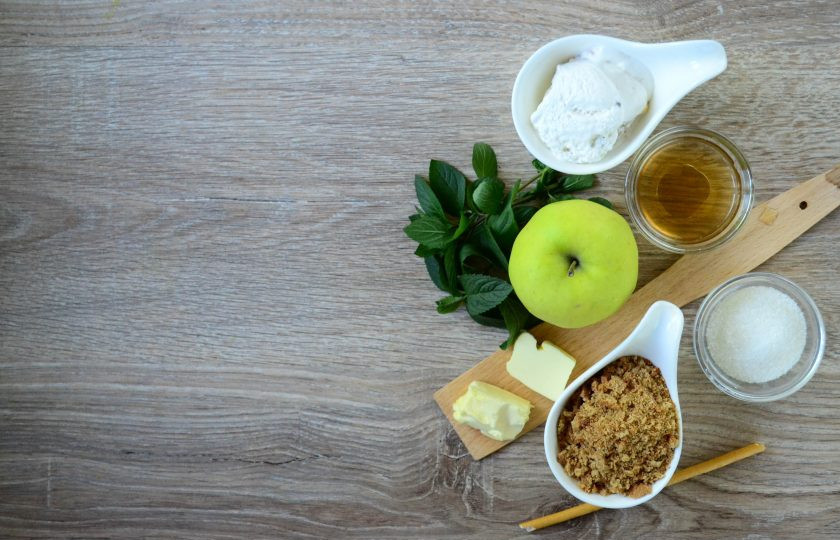 1. Этап. Яблочный крамбл с мороженым: Подготовьте все необходимые ингредиенты.