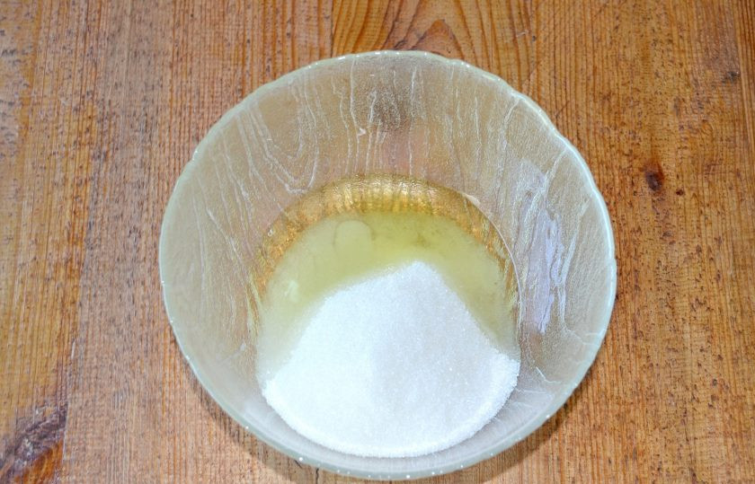 1. Этап. Торт Прекрасная Мария: Примерно через 30 минут можно заняться безе. Охлажденные белки взбейте с сахаром в крепкую пену.