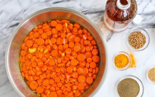 1. Этап. Быстрый маринад для моркови: 2. В отдельной кастрюле соедините сахар, воду, уксус, соль и специи. Поставьте на огонь, доведите до кипения и проварите минут 5, чтобы сахар хорошо растворился. Снимите с огня и аккуратно выложите морковь в горячий маринад.