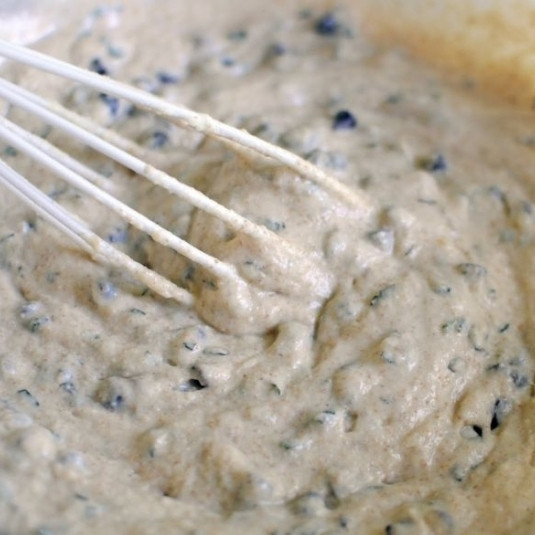 1. Этап. Оладьи с базиликом и шоколадом: Перемешиваем до однородности еще раз.