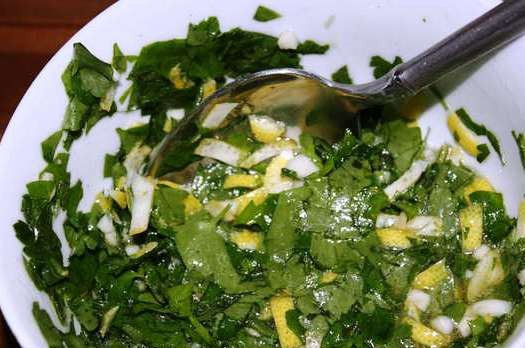 1. Этап. Картофель с лимоном: Оливковое масло слегка взбейте с лимонным соком с помощью венчика, затем добавьте петрушку, чеснок, цедру, соль и перец и перемешайте.