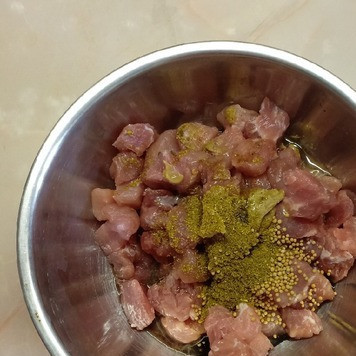 1. Этап. Азу из говядины или свинины: Добавить горчицу, уксус, соевый соус, «хмели-сунели» и 1ст. л. растительного масла.