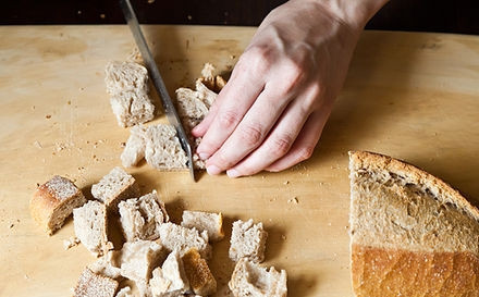 1. Этап. Клубничный гаспачо: Нарезаем мякоть хлеба кубиками.