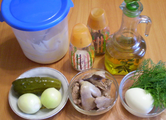 1. Этап. Салат с печенью куриной слоеный: 1. Отварите заранее куриную печень до готовности, остудите. Яйцо приготовьте вкрутую, очистите.