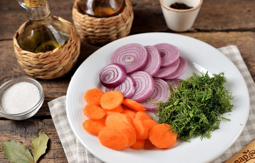 1. Этап. Сельдь по-шведски: Морковь и лук нарежьте кружочками, порубите укроп.