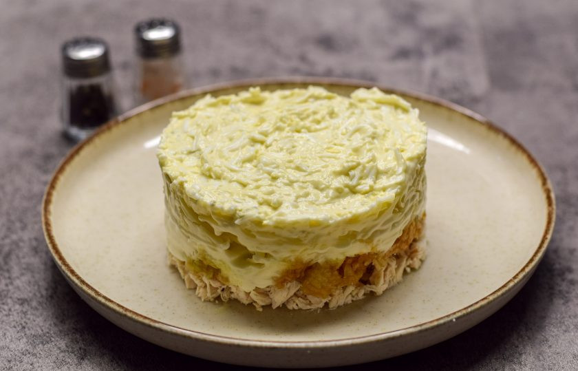 1. Этап. Салат Оля-ля: Соберите салат слоями — курица, яблоко, сыр, яйцо. Каждый слой салата немного солите и смазывайте майонезом.