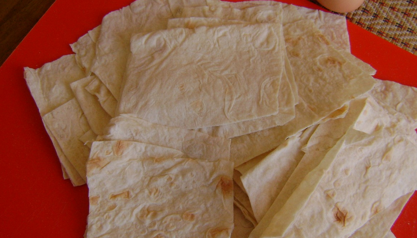 1. Этап. Ачма с брынзой: Второй лаваш порежьте квадратиками размером 10 на 10 см.