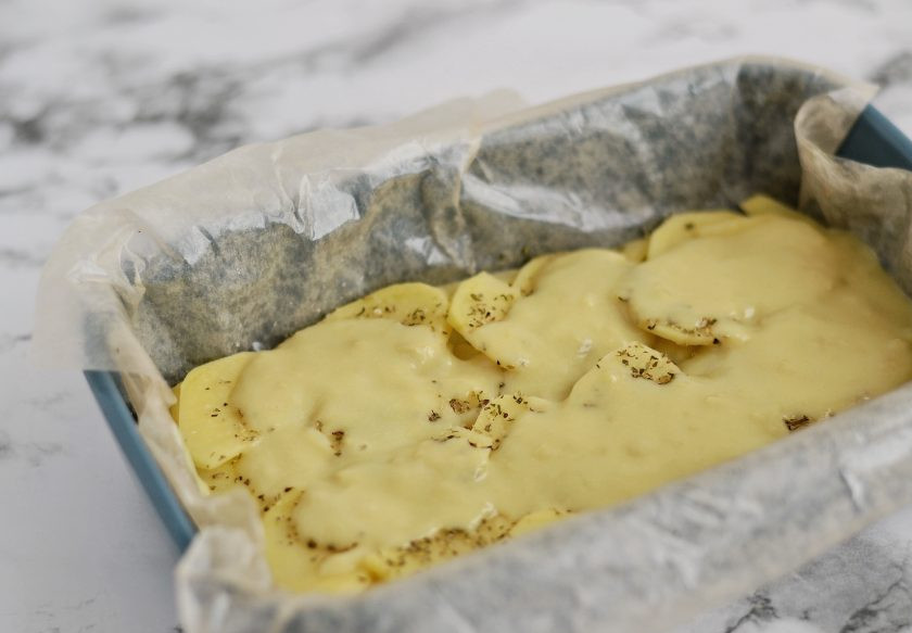 1. Этап. Запеканка с бататом: Сверху полейте соусом.