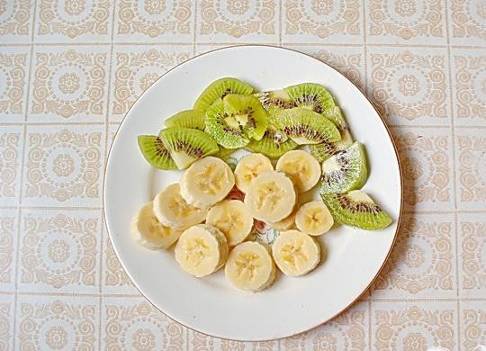 1. Этап. Фруктовое ассорти на шпажках: 1. Основой нашего фруктового десерта будет банан и киви. Аллергические реакции часто провоцируют сезонные фрукты, и на первых порах, поэтому, употреблять их следует очень осторожно. В сегодняшнем рационе привычные киви и бананы употребляют круглый год, и, таким образом, аллергии они вызывать не должны.