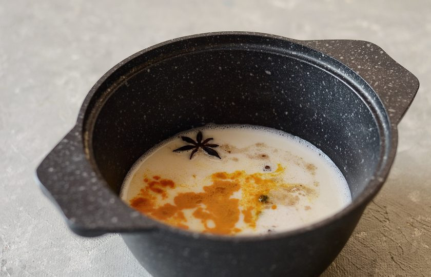 1. Этап. Куркума латте: Добавьте все специи, варите 5 минут.