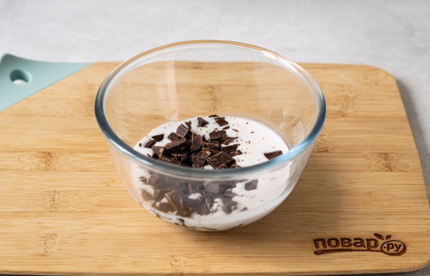 1. Этап. Веганский ганаш: Снимите миску с плиты, добавьте шоколад.