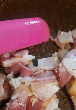 1. Этап. Купаты фаршированные: Бекон нарезать и обжарить на сухой сковороде до хрустящего состояния