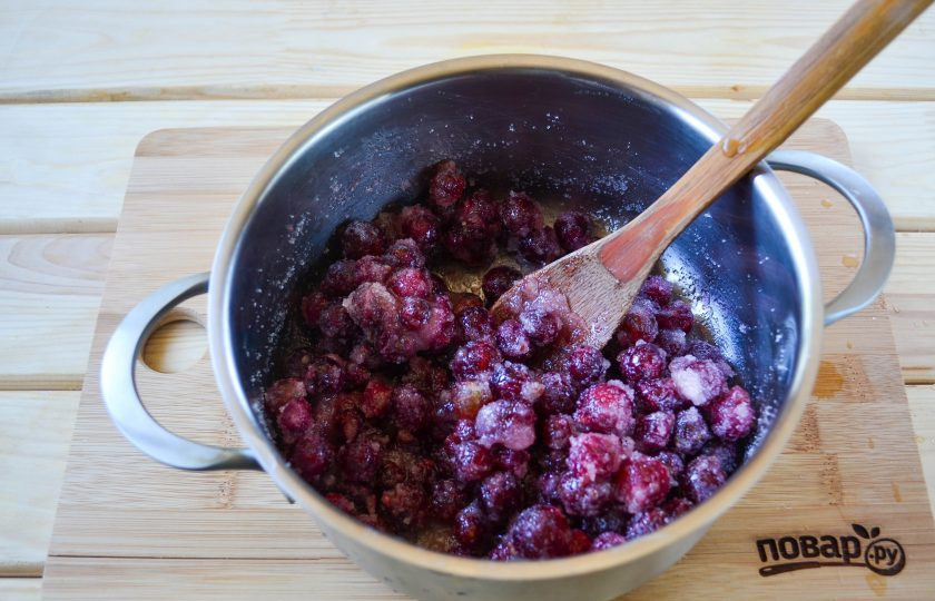 1. Этап. Варенье из крыжовника и малины: Через 2 часа крыжовник пустил достаточно сока, поставьте кастрюлю с ягодками на медленный огонь.