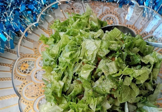 1. Этап. Салат Русалочьи бусы: Чуть взболтать яблочный уксус с растительным маслом (без запаха), солью и чёрным свежемолотым перцем. Перемешать.