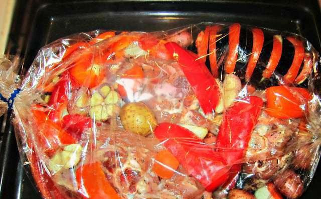 1. Этап. Баранина в рукаве для запекания: 3. Когда мясо подготовилось, - складываем все ингредиенты в пакет для запекания, и делаем в нем несколько проколов иголкой. Отправим в разогретую духовку на два часа.