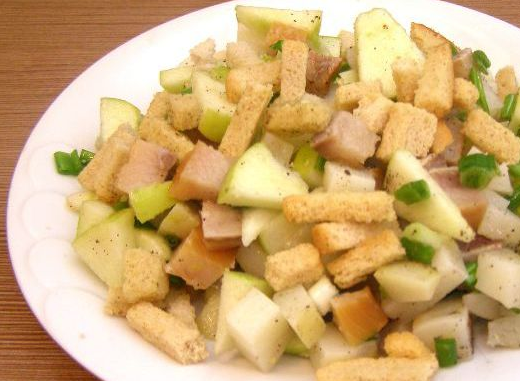 1. Этап. Салат из копченой селедки: 4. Украшаем сухариками и можно подавать!