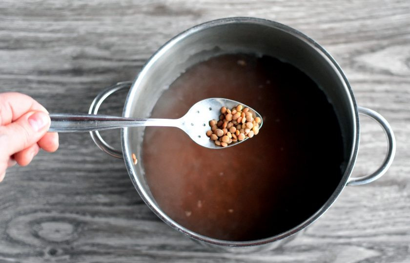 1. Этап. Индийский суп из чечевицы: Чечевицу промойте и залейте двумя литрами горячей воды. Доведите до кипения и варите на медленном огне под крышкой почти до готовности – примерно 30-40 минут.