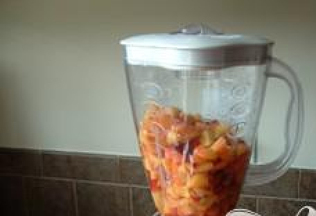 1. Этап. Витаминный напиток из персика и черники: 4. Сложите все составляющие витаминного напитка непосредственно в блендер и смешайте до однородной массы.