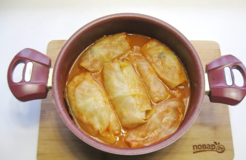 1. Этап. Постные голубцы с овощами: Накройте кастрюлю крышкой и тушите голубцы на небольшом огне 30-35 минут.