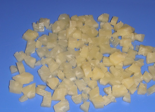 1. Этап. Тарталетки с ананасом и курицей: 3. Яйца отправить в кастрюлю с холодной водой и сварить вкрутую. Тем временем можно заняться готовыми продуктами. С консервированных ананасов слить жидкость и нарезать их кубиками.