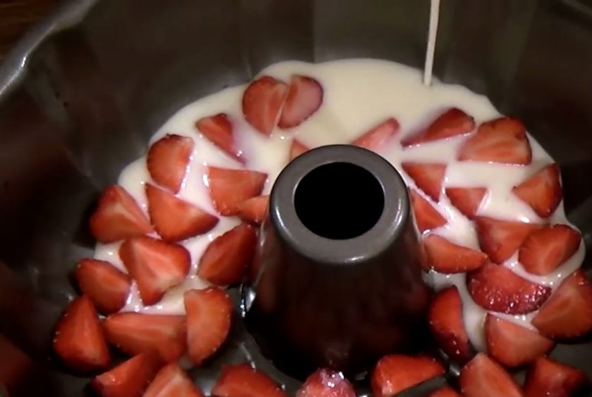 1. Этап. Молочно-сливочное желе с ягодами: 3. Клубнику очистите, промойте и просушите. Разрежьте клубнику на четыре части. Форму ополосните холодной водой и выложите половину ягод. Залейте ее 1/3 молочной смеси и поставьте в морозильник на 10 минут.