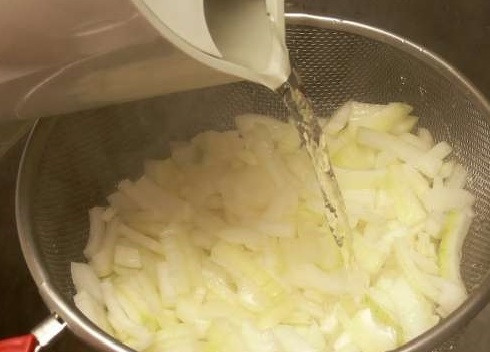 1. Этап. Салат с гранатовыми зернами: Ошпарим его кипятком, чтобы снять горечь и остроту.